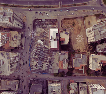 נוף לקרקע ובניינים דרך כוונת מטוס קרב