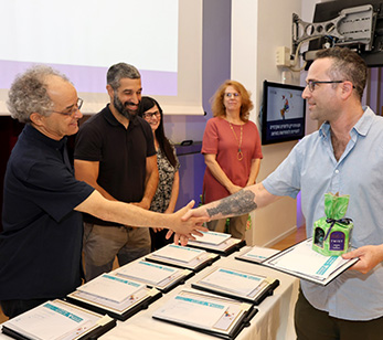 הענקת פרסי דיקן הלימודים האקדמיים להצטיינות ולהתחדשות