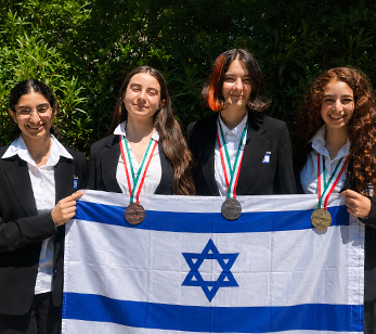 המשתתפות הישראליות באולימפיאדה האירופאית לנערות במדעי המחשב