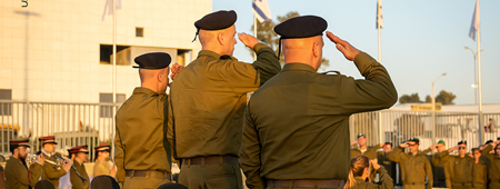 מפקד בצבא נמצא חצי מהזמן בקמפיין לתפקיד הבא שלו, זה מוביל לצייתנות וקונספציה